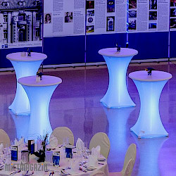 stehtisch_light_banketttisch_rund_183_mit_bankettstuhl_opera_inkl_husse_1.jpg