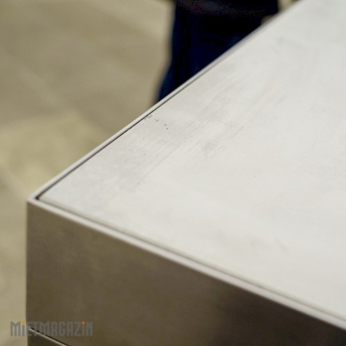 1001057_00_05_tafeltisch_line_concrete.jpg